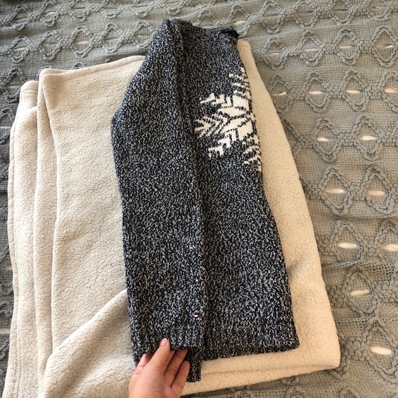 Tommy Hilfiger 💯 Cotton Snowflake Sweater ☃️ - Picture 5 of 7